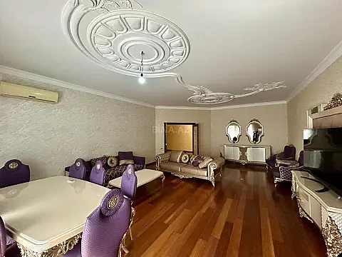 Satılır 5 otaqlı mənzil 250 m²