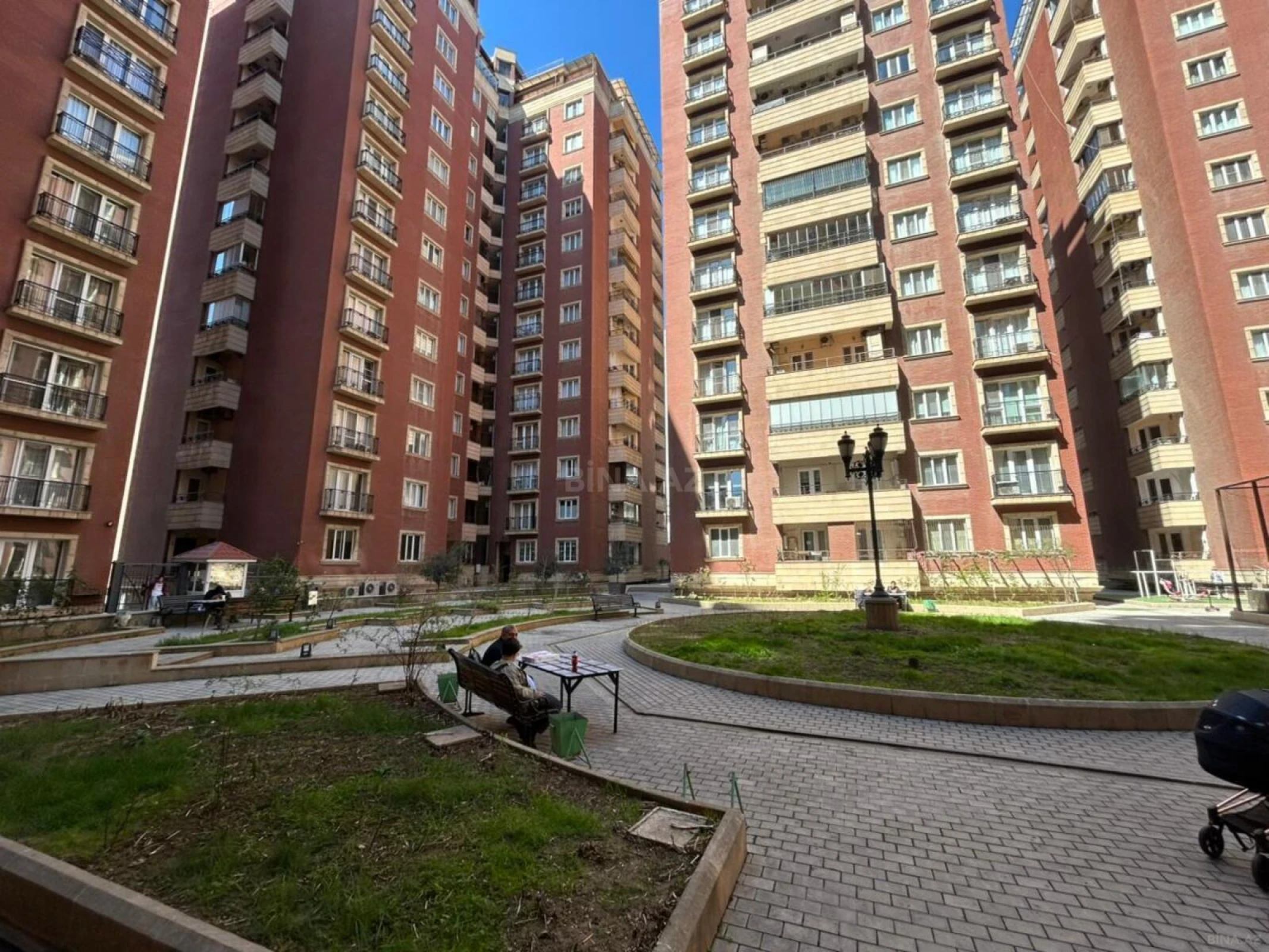 Satılır 5 otaqlı mənzil 250 m²
