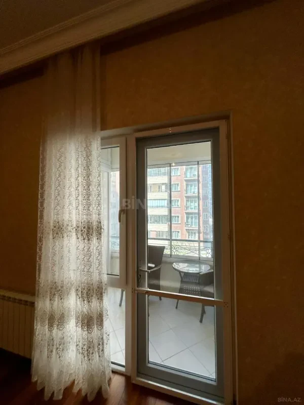 Satılır 5 otaqlı mənzil 250 m²