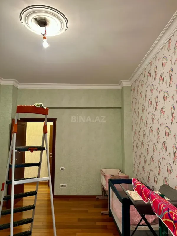 Satılır 5 otaqlı mənzil 250 m²