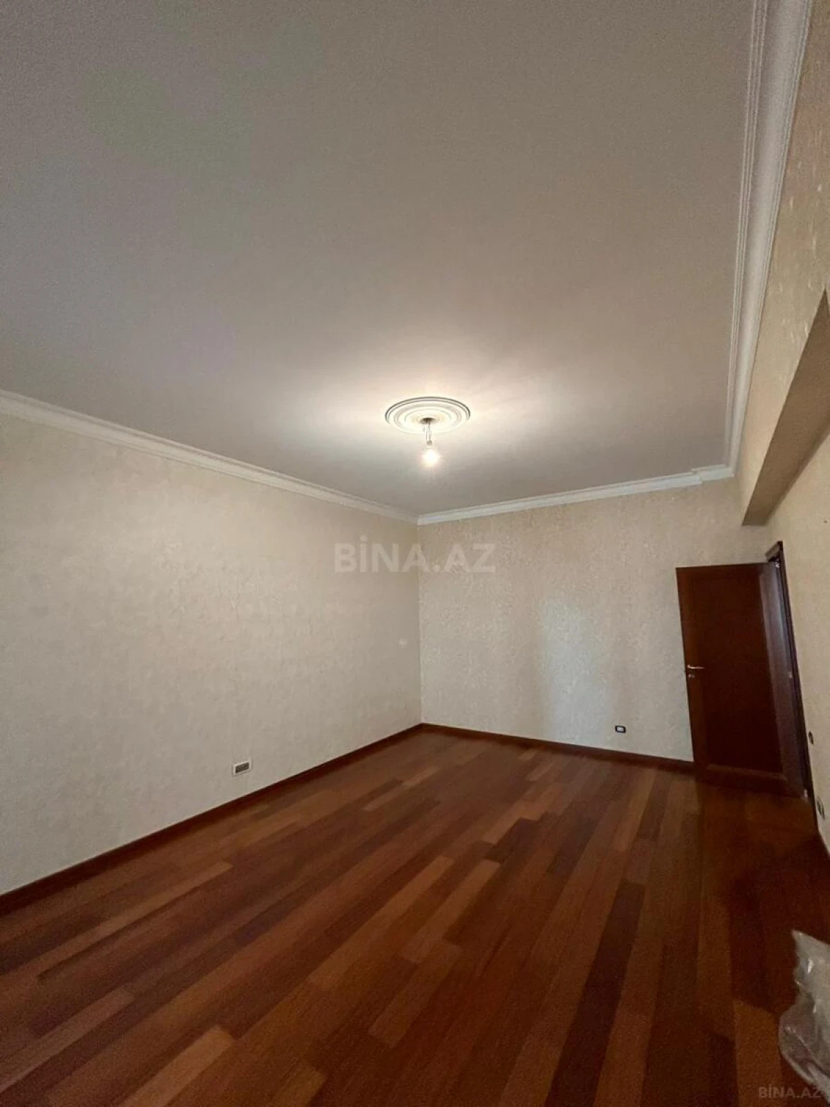 Satılır 5 otaqlı mənzil 250 m²