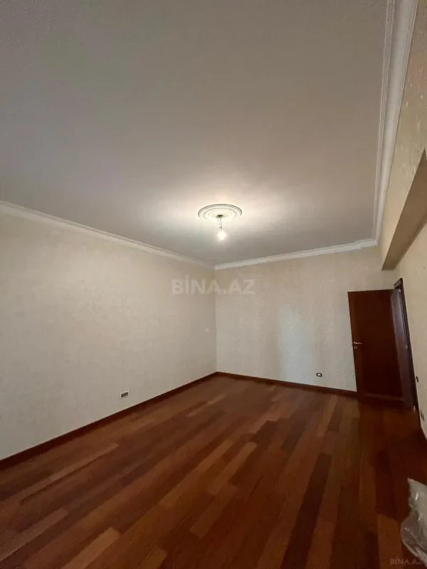 Satılır 5 otaqlı mənzil 250 m²