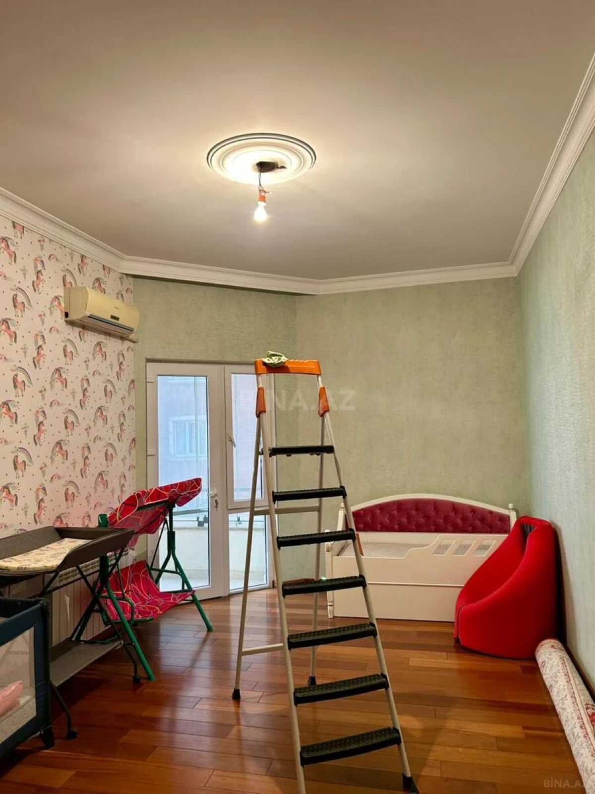 Satılır 5 otaqlı mənzil 250 m²