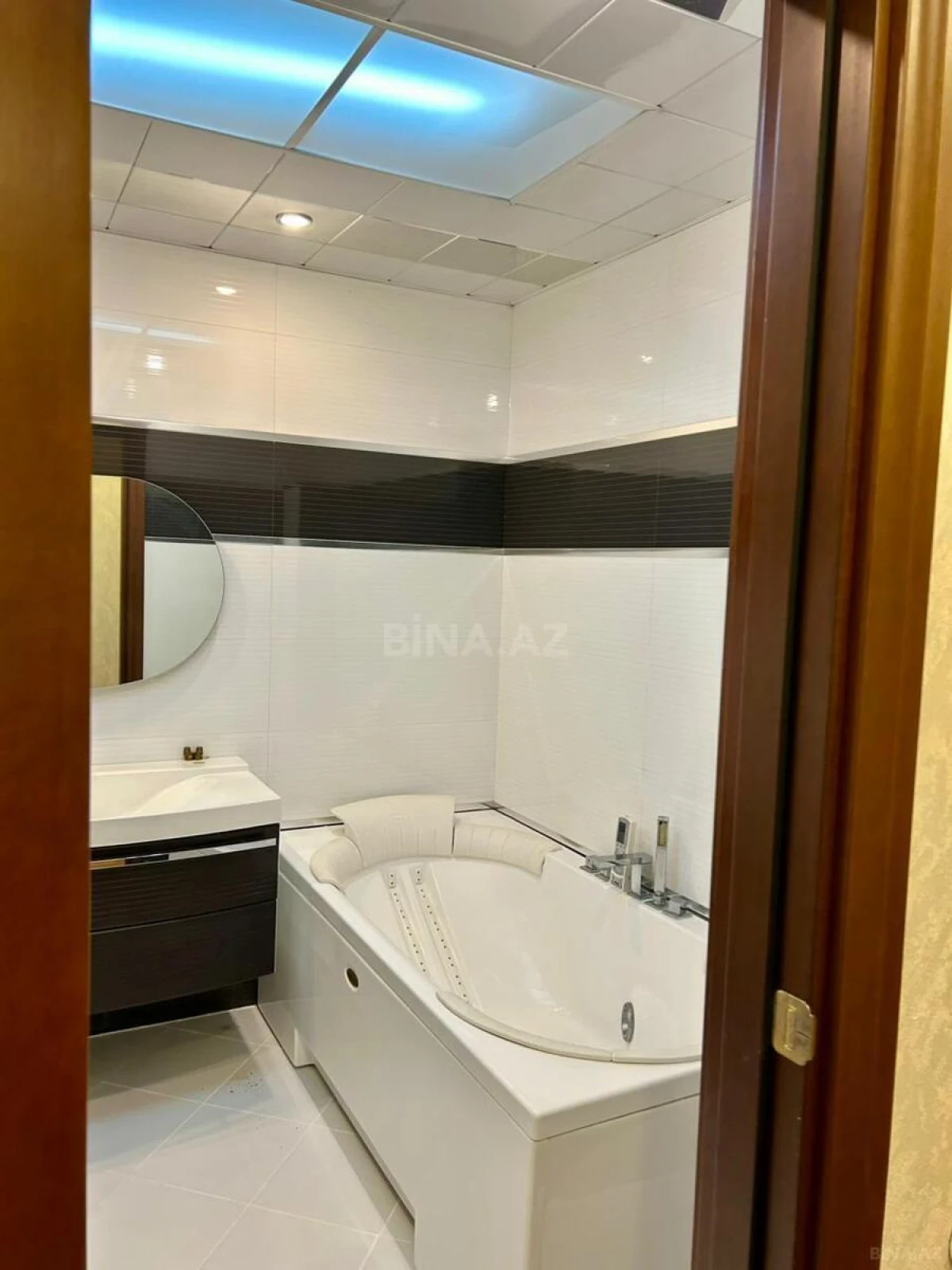 Satılır 5 otaqlı mənzil 250 m²
