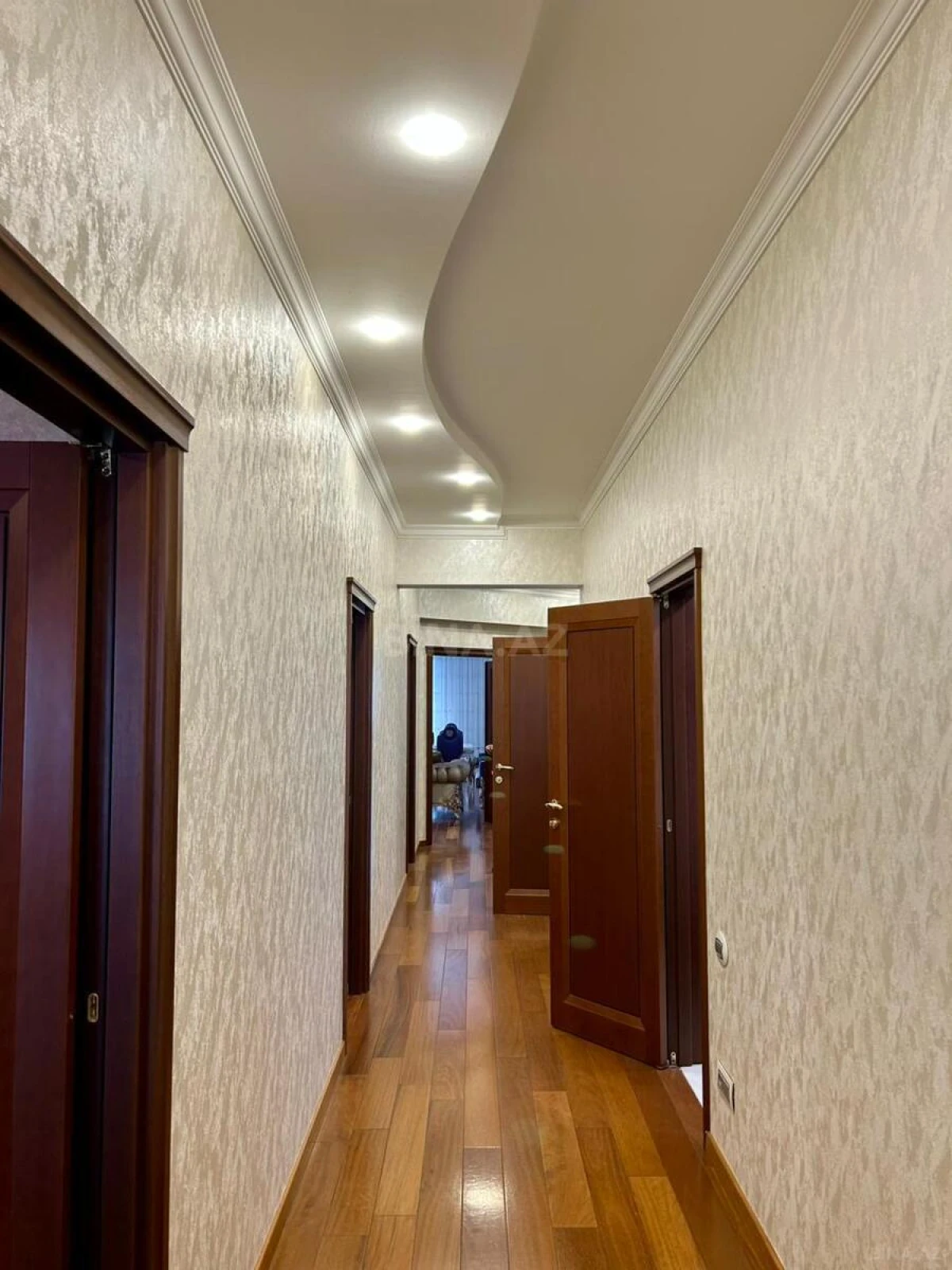 Satılır 5 otaqlı mənzil 250 m²