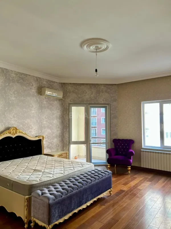 Satılır 5 otaqlı mənzil 250 m²