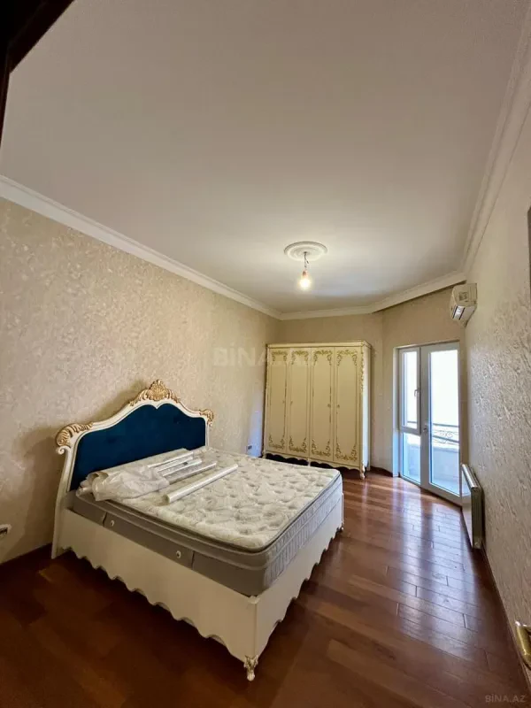 Satılır 5 otaqlı mənzil 250 m²