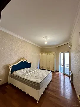 Satılır 5 otaqlı mənzil 250 m²