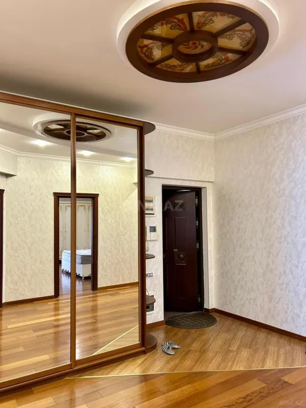 Satılır 5 otaqlı mənzil 250 m²