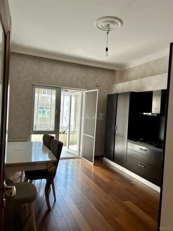 Satılır 5 otaqlı mənzil 250 m²