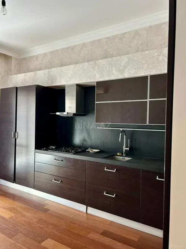 Satılır 5 otaqlı mənzil 250 m²