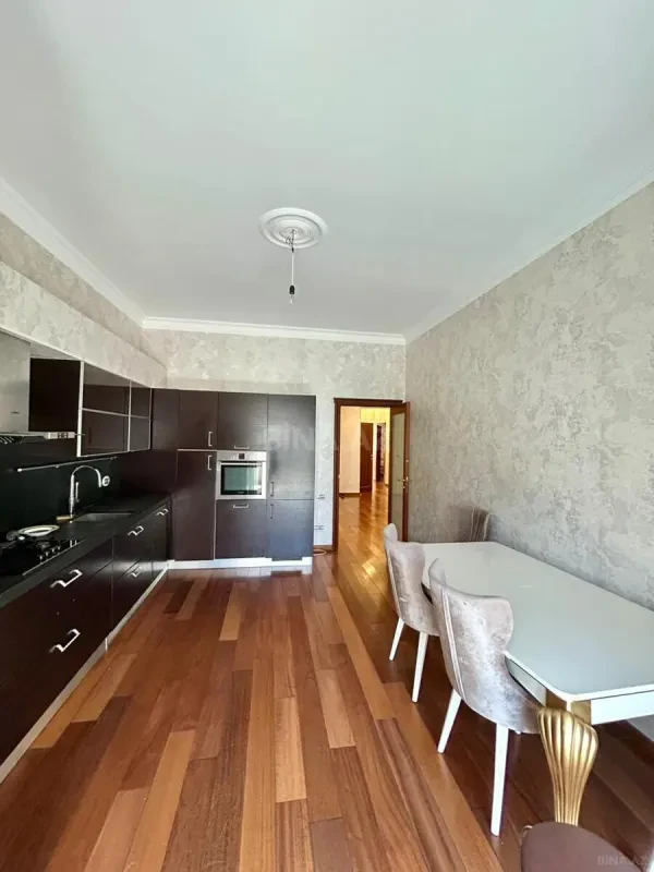 Satılır 5 otaqlı mənzil 250 m²