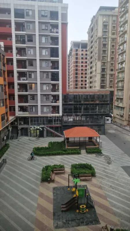 Satılır 4 otaqlı mənzil 120 m²