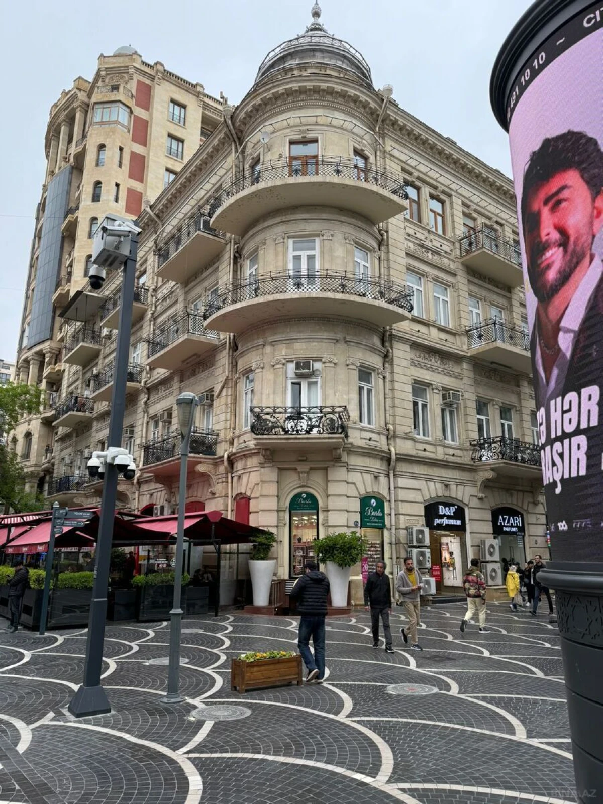 Satılır 7 otaqlı mənzil 330 m²