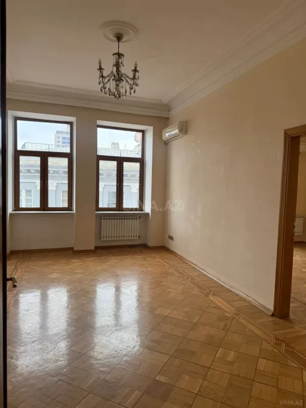 Satılır 7 otaqlı mənzil 330 m²