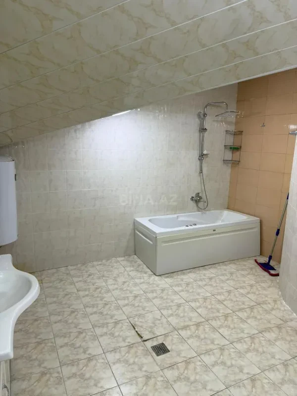 Satılır 7 otaqlı mənzil 330 m²