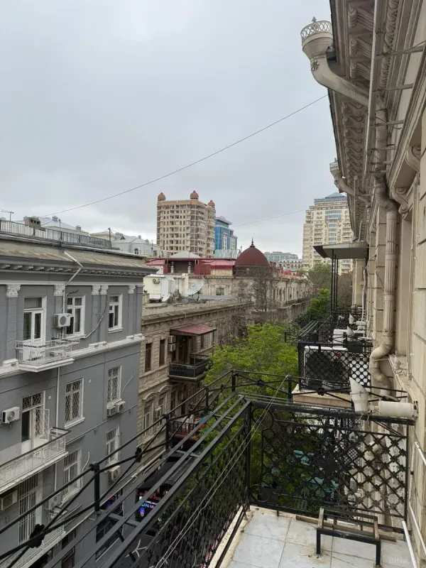Satılır 7 otaqlı mənzil 330 m²