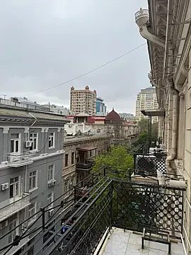 Satılır 7 otaqlı mənzil 330 m²