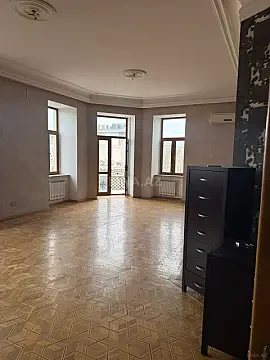 Satılır 7 otaqlı mənzil 330 m²