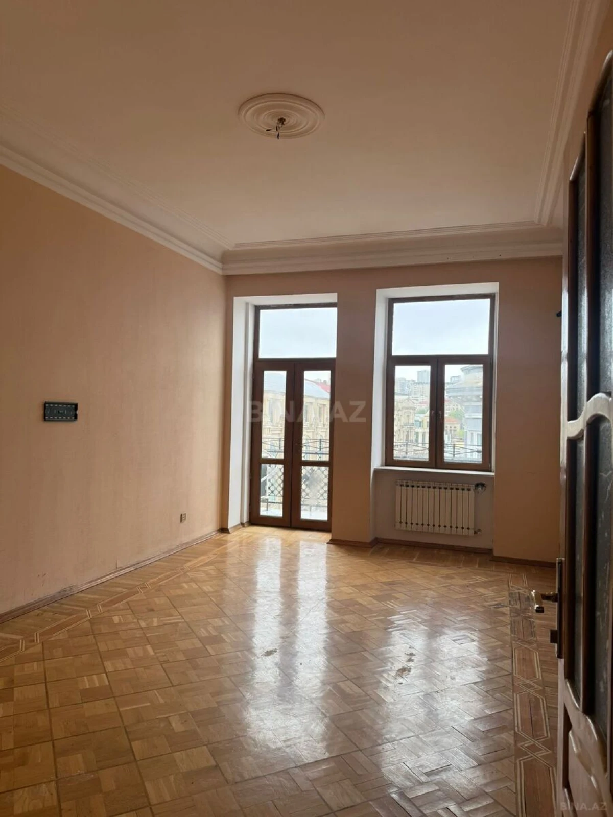 Satılır 7 otaqlı mənzil 330 m²