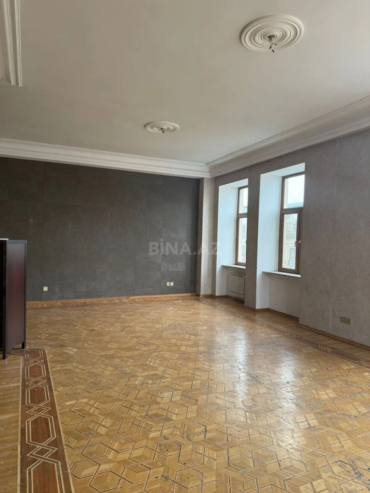 Satılır 7 otaqlı mənzil 330 m²