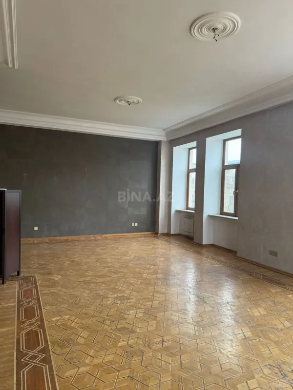Satılır 7 otaqlı mənzil 330 m²