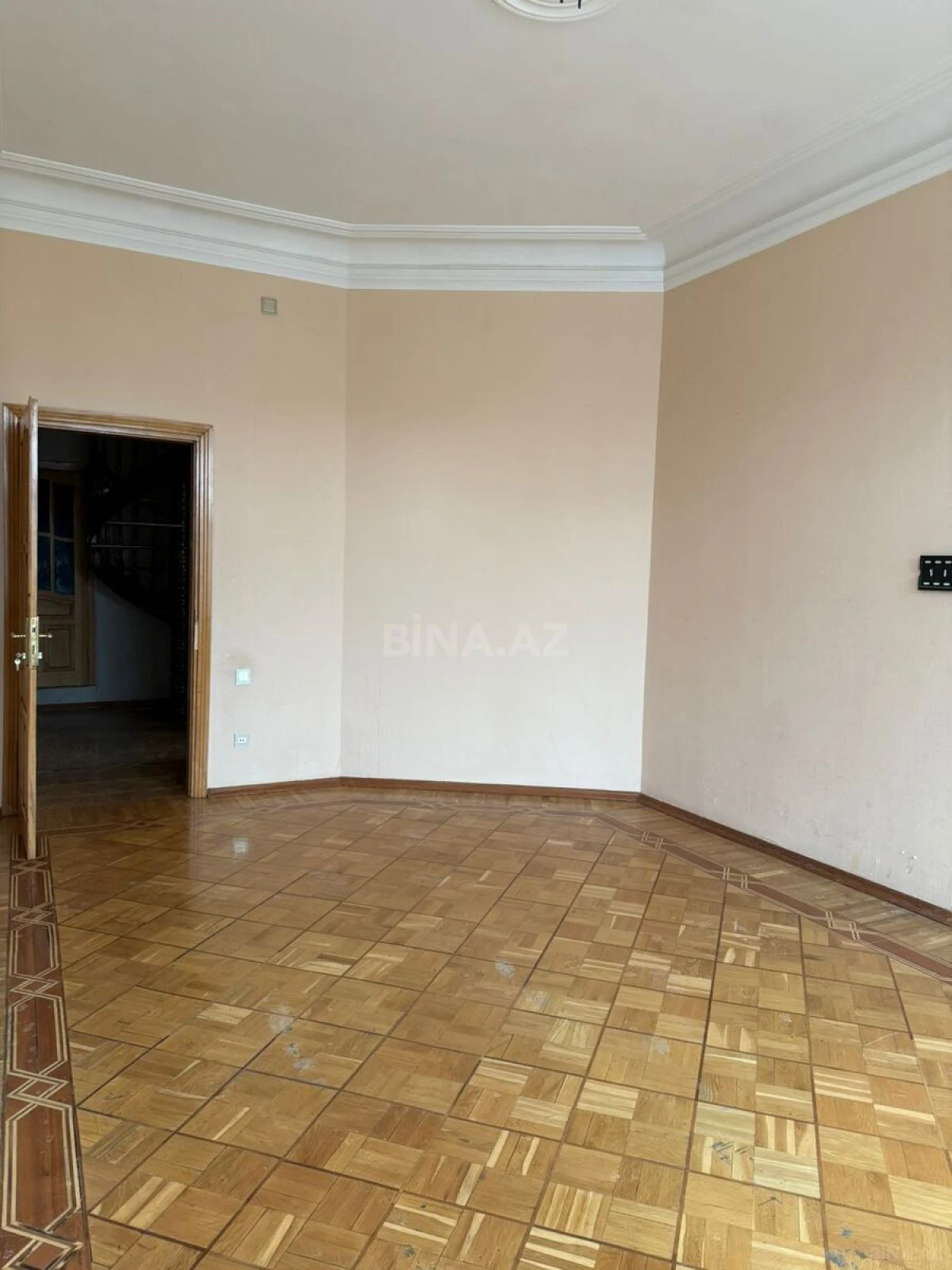 Satılır 7 otaqlı mənzil 330 m²