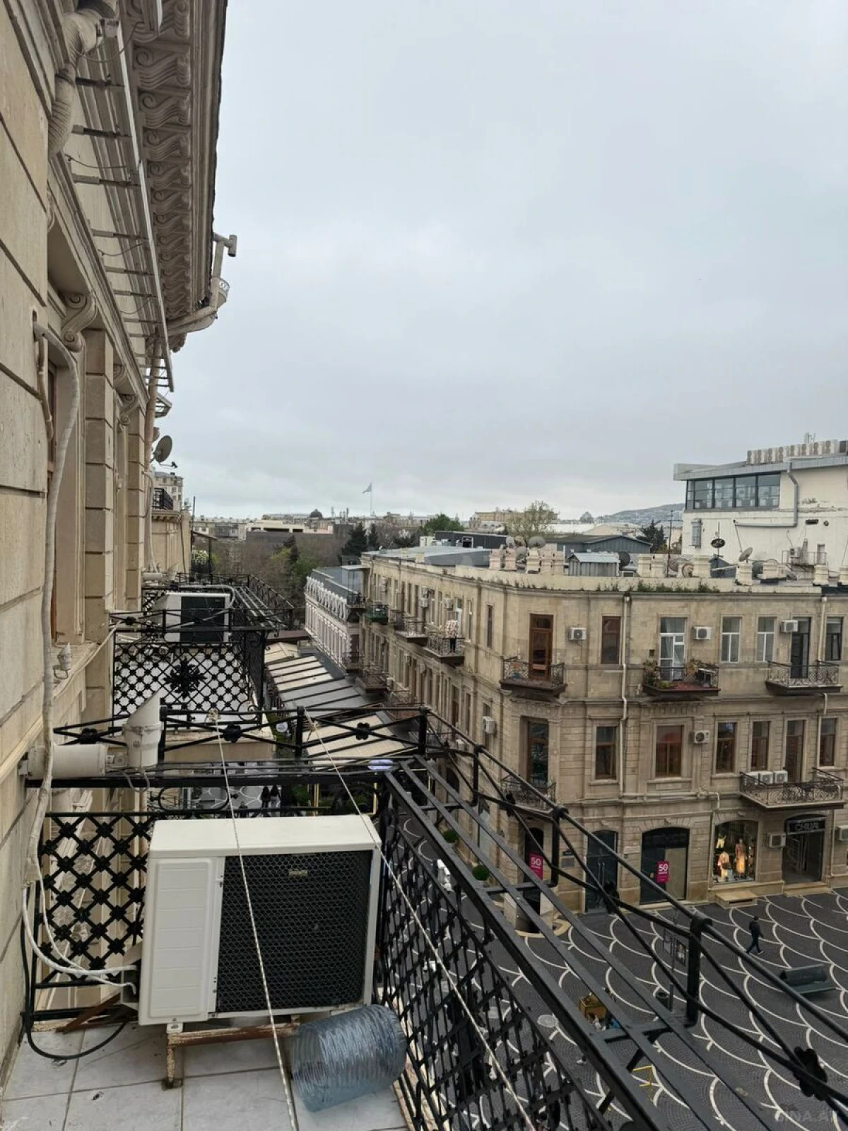 Satılır 7 otaqlı mənzil 330 m²