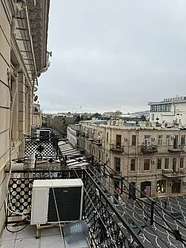 Satılır 7 otaqlı mənzil 330 m²