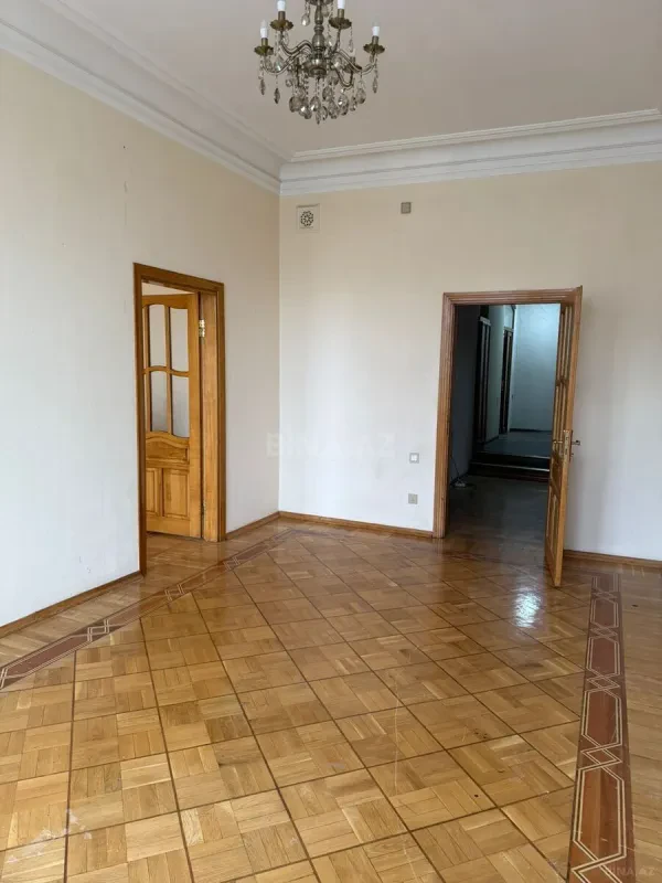Satılır 7 otaqlı mənzil 330 m²