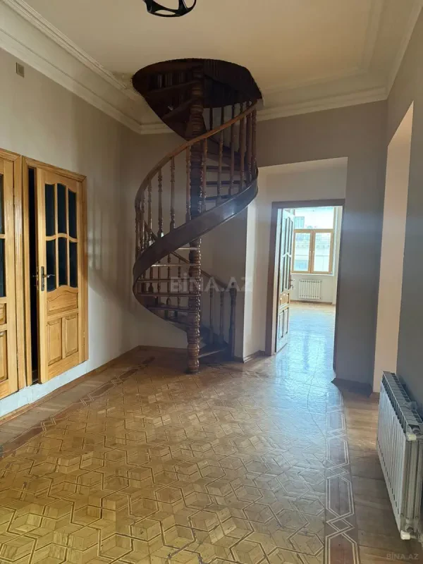 Satılır 7 otaqlı mənzil 330 m²