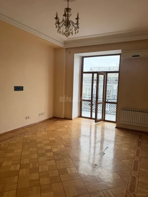 Satılır 7 otaqlı mənzil 330 m²