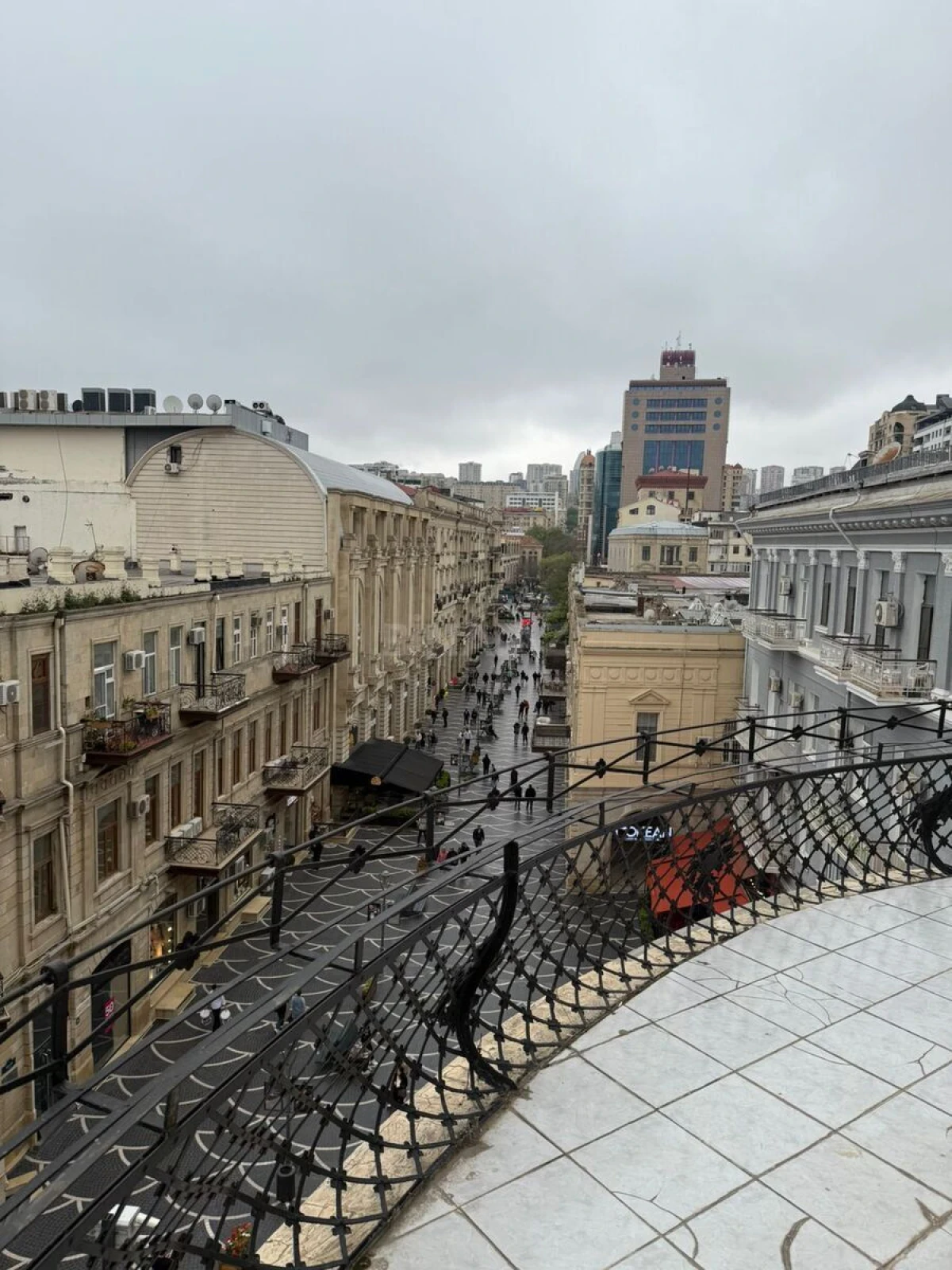 Satılır 7 otaqlı mənzil 330 m²