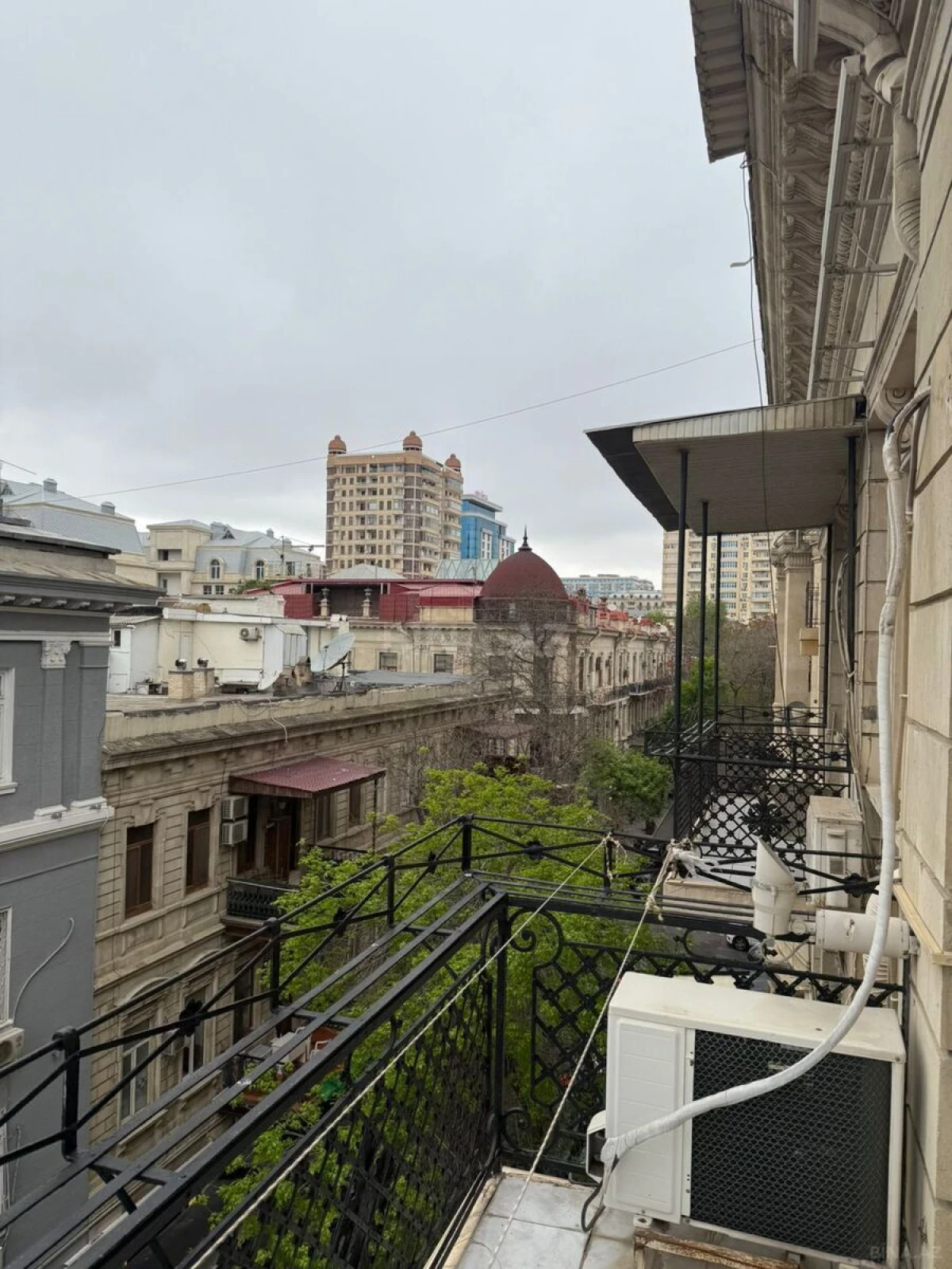 Satılır 7 otaqlı mənzil 330 m²