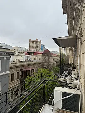 Satılır 7 otaqlı mənzil 330 m²