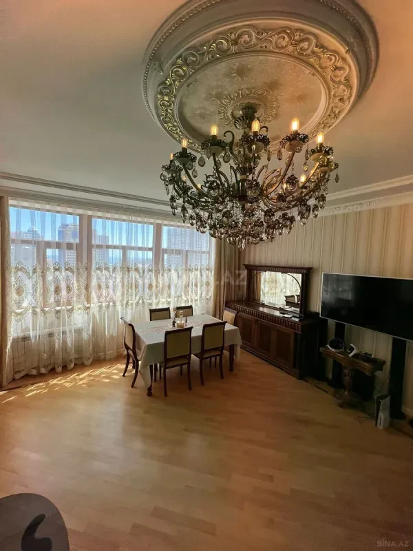 Satılır 3 otaqlı mənzil 137 m²
