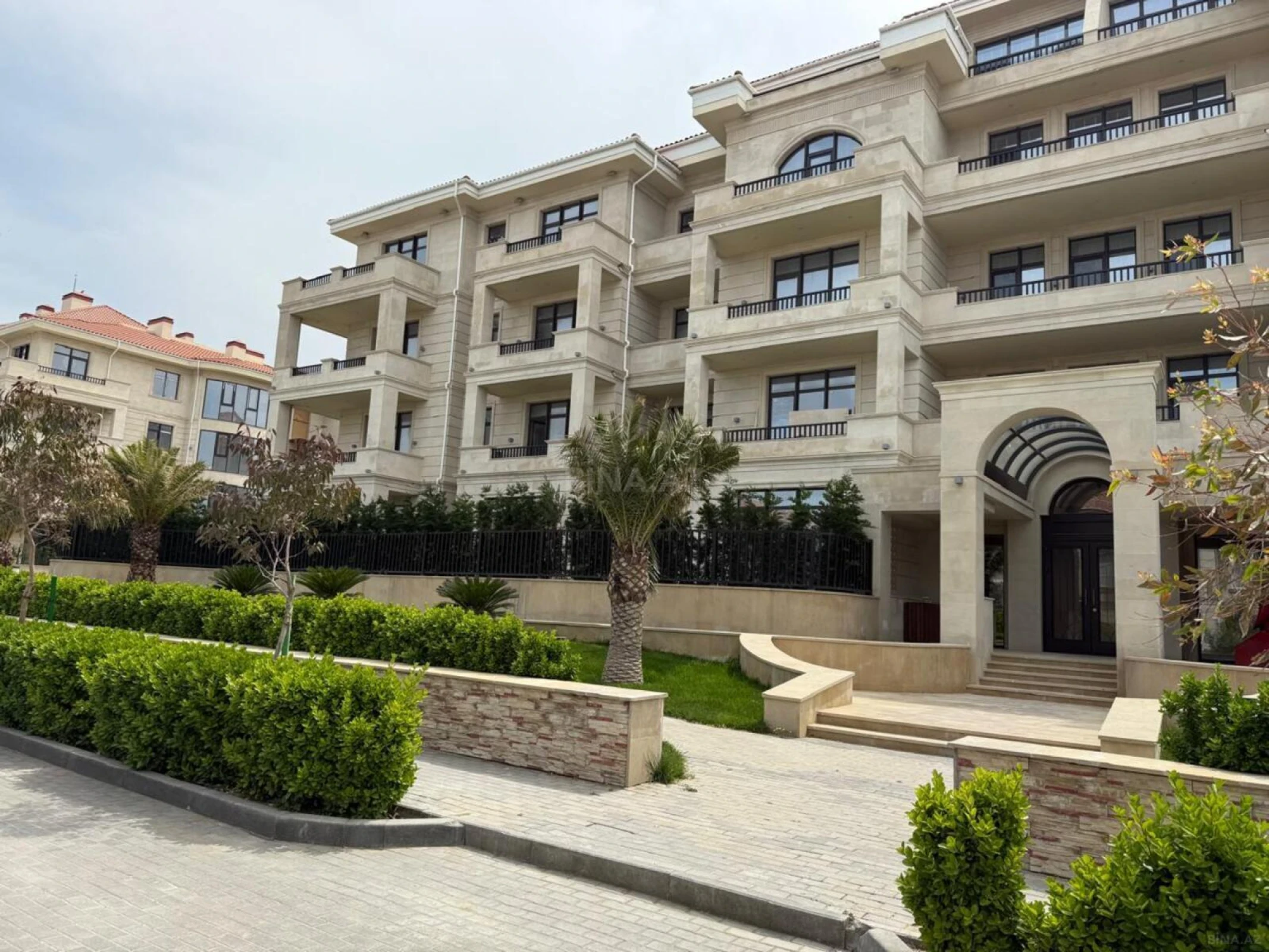 Kirayə verilir 2 otaqlı mənzil 105 m²