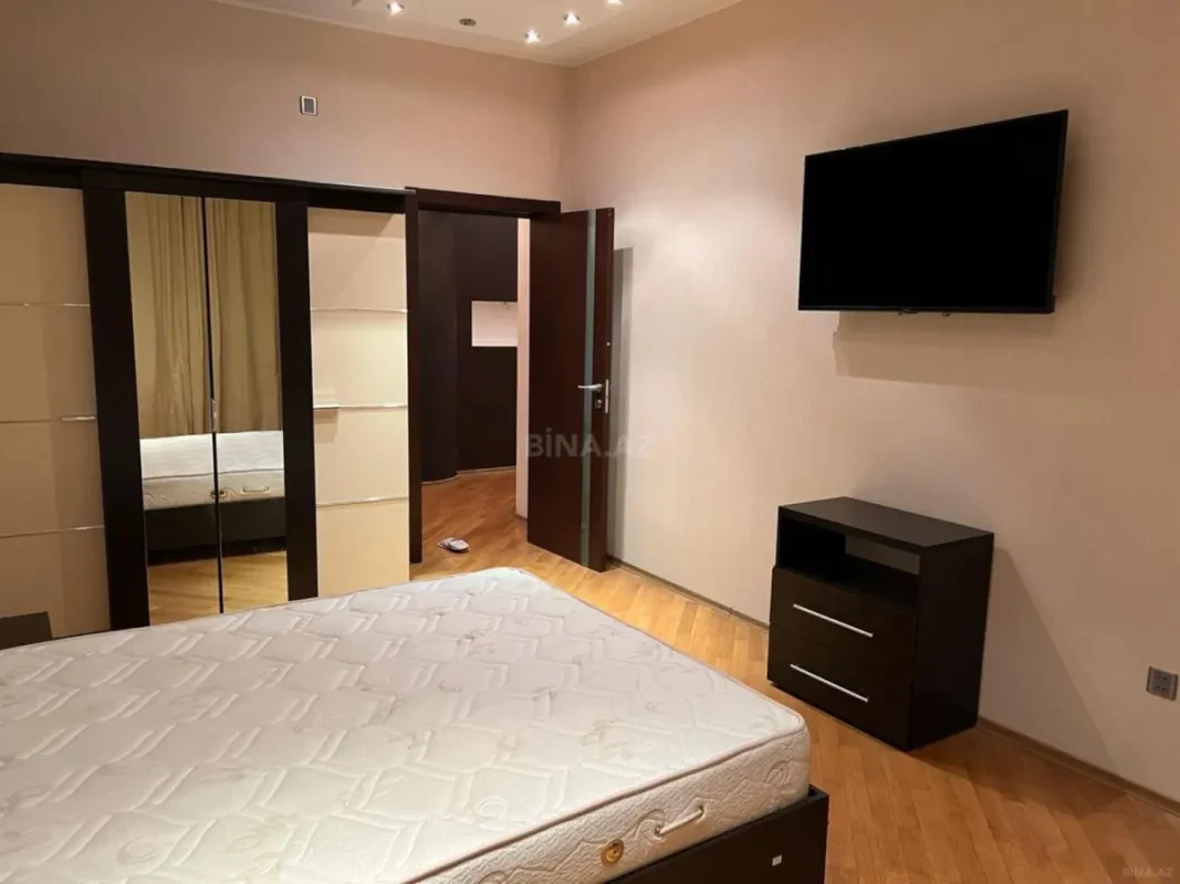 Satılır 3 otaqlı mənzil 130 m²
