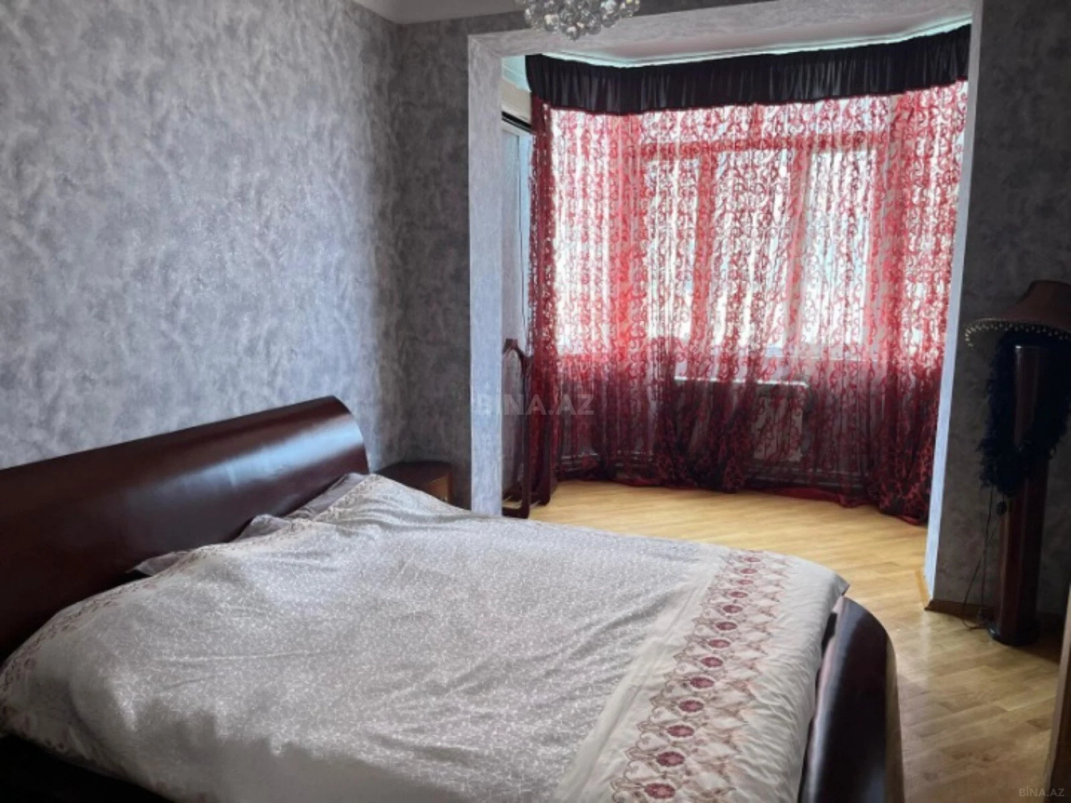 Satılır 4 otaqlı mənzil 145 m²