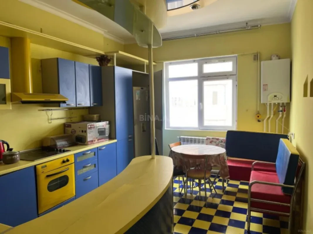 Satılır 4 otaqlı mənzil 145 m²