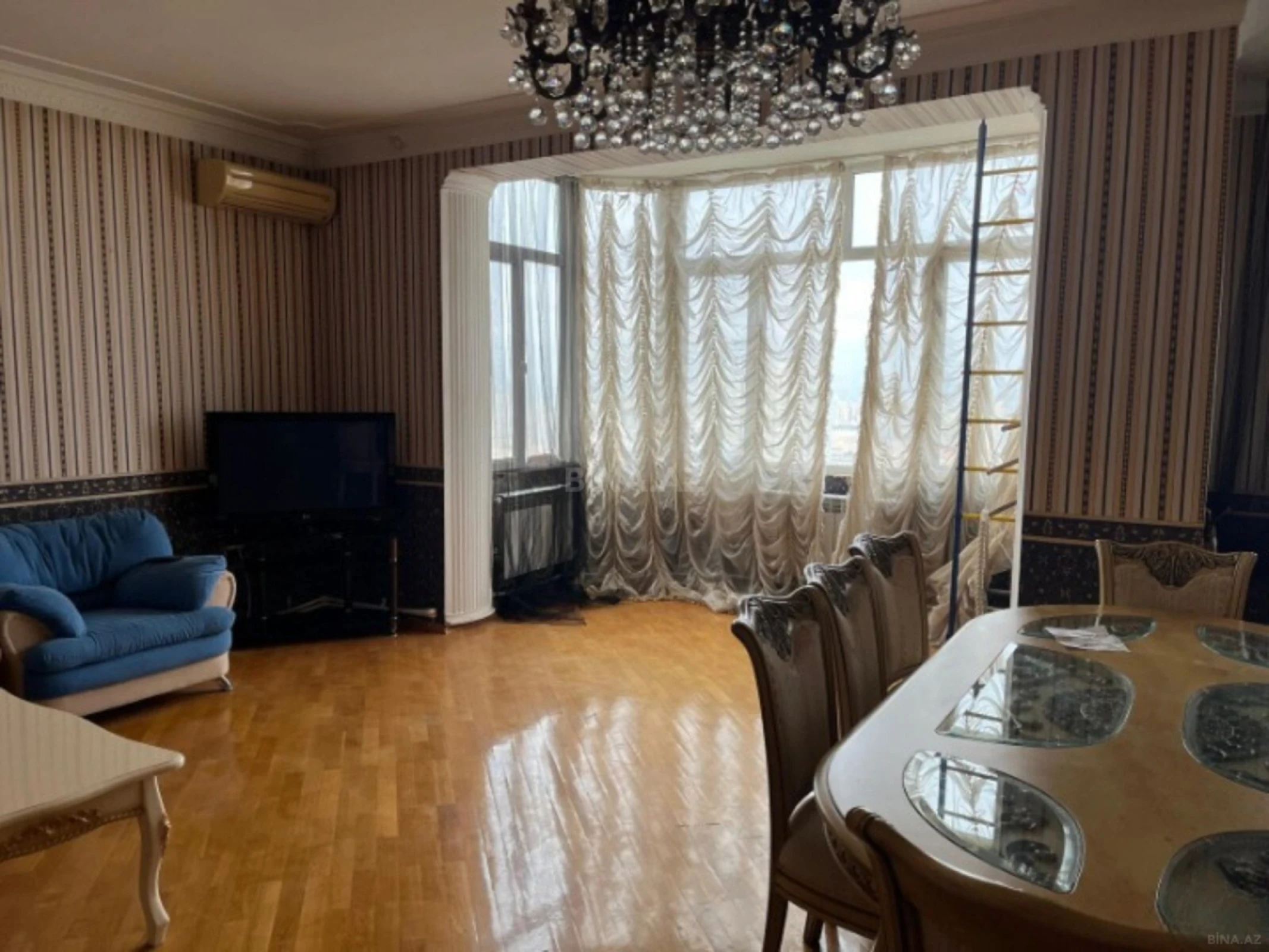 Satılır 4 otaqlı mənzil 145 m²