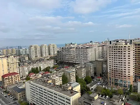 Satılır 4 otaqlı mənzil 145 m²