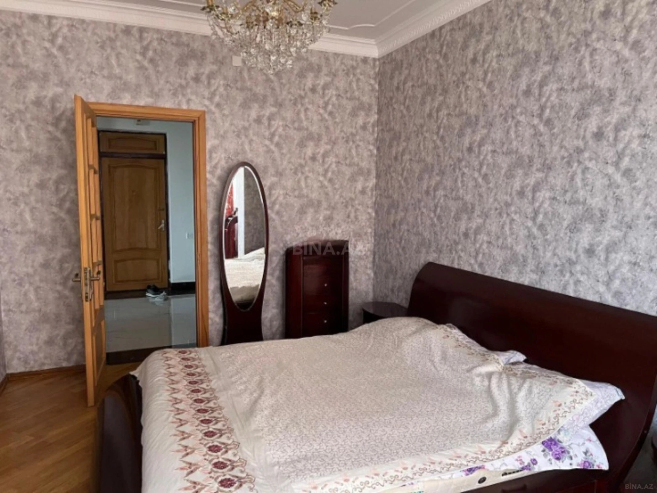 Satılır 4 otaqlı mənzil 145 m²