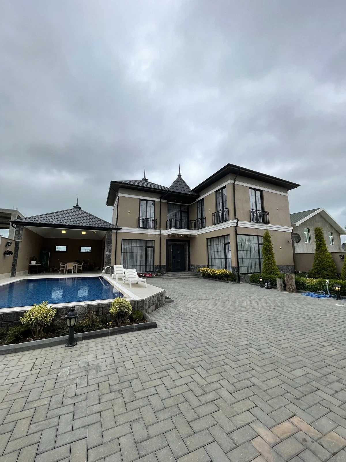 Satılır 4 otaqlı həyət evi 180 m²