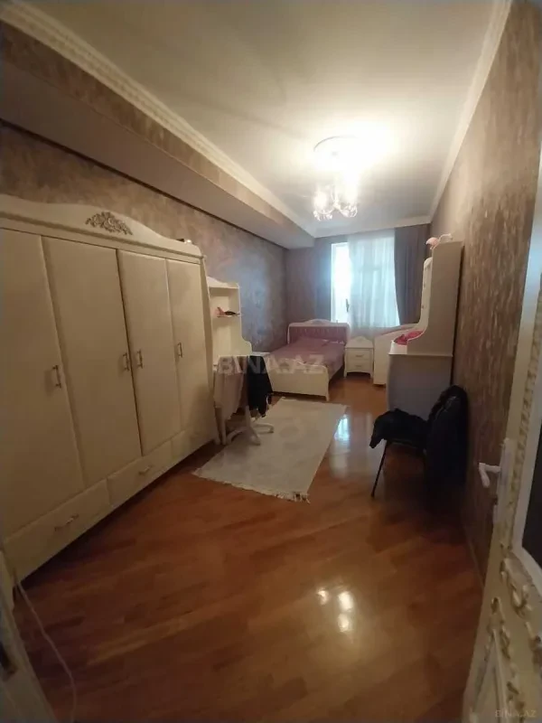 Satılır 4 otaqlı mənzil 175 m²