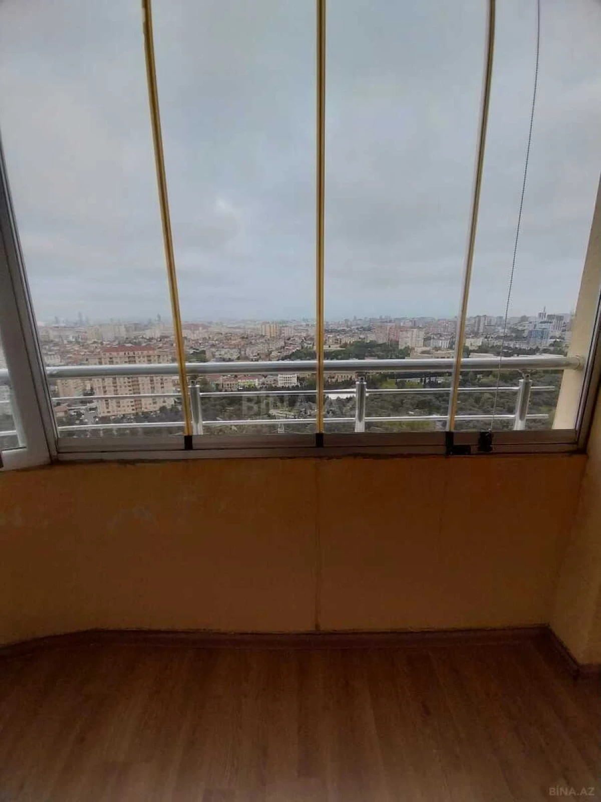 Satılır 4 otaqlı mənzil 175 m²