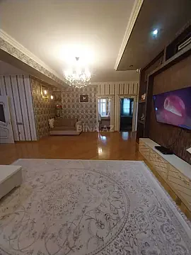 Satılır 4 otaqlı mənzil 175 m²