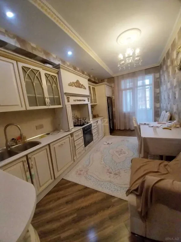 Satılır 4 otaqlı mənzil 175 m²
