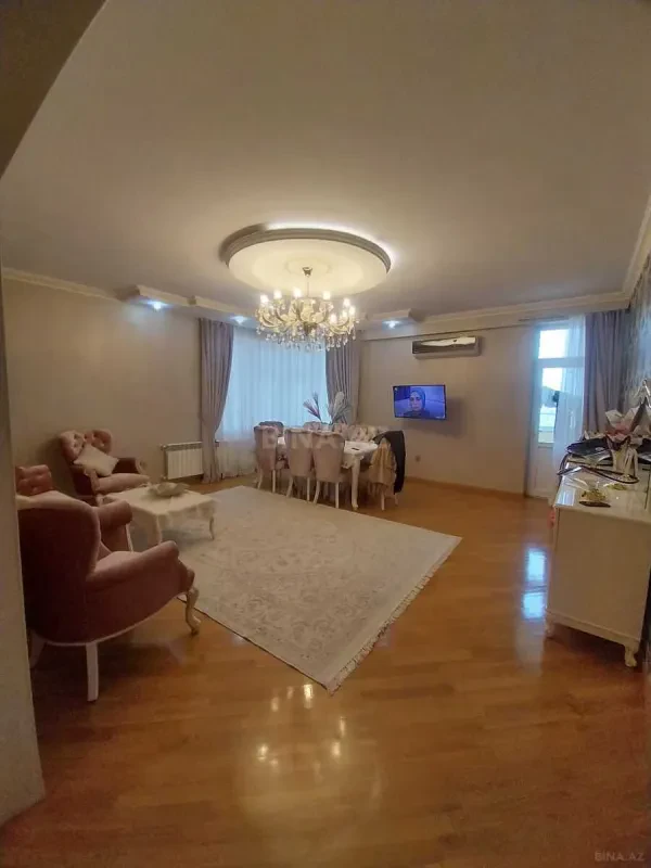 Satılır 4 otaqlı mənzil 175 m²