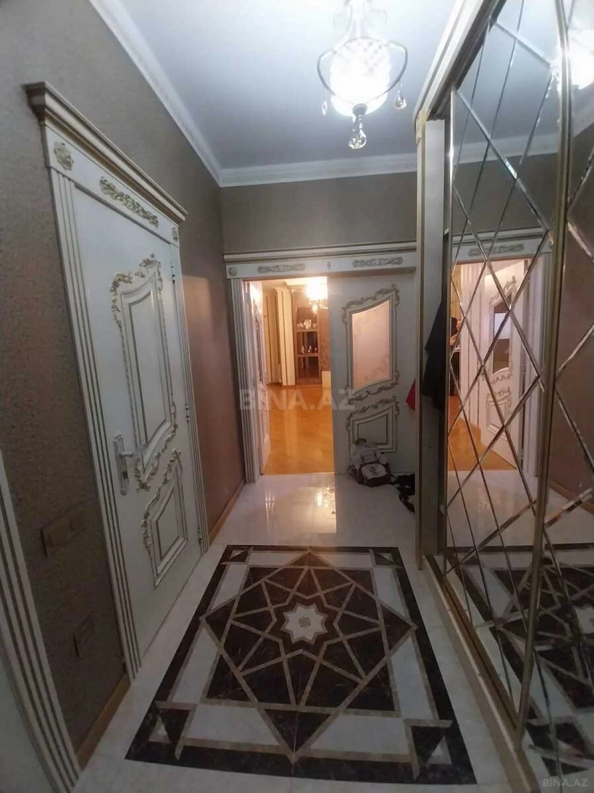 Satılır 4 otaqlı mənzil 175 m²